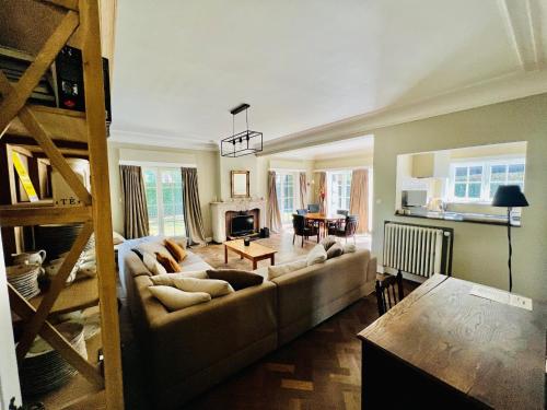 a living room with a couch and a table at Le Coin Vert in Bruges