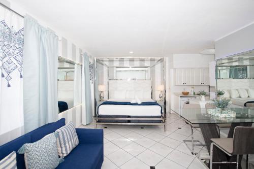 1 dormitorio con 1 cama extragrande y cocina en Apartments on Collins, en Miami Beach