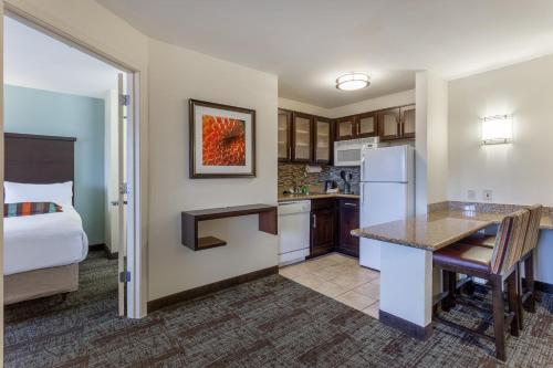 Kuchyň nebo kuchyňský kout v ubytování Staybridge Suites Davenport by IHG