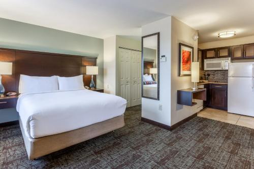 Postel nebo postele na pokoji v ubytování Staybridge Suites Davenport by IHG