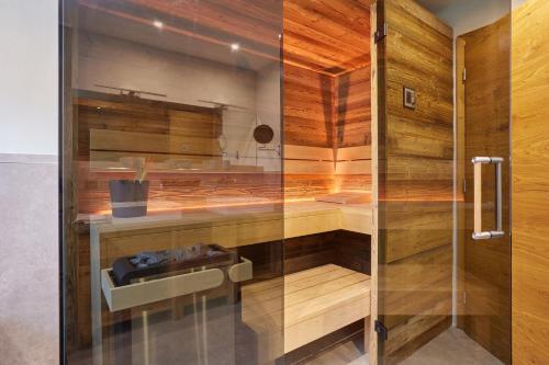 eine Dusche mit Holzwänden und einer Glastür in der Unterkunft Ferienwohnung Reintal mit Sauna für 2-6 Personen 110 qm in Garmisch-Partenkirchen