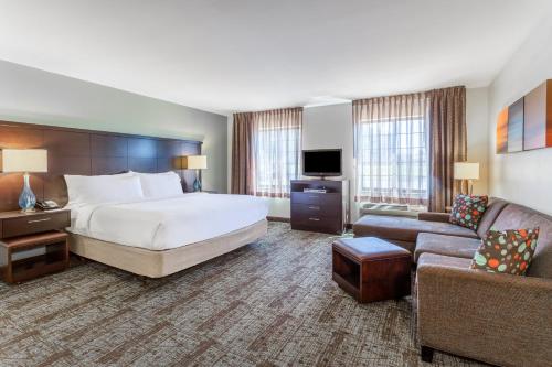 TV a/nebo společenská místnost v ubytování Staybridge Suites Davenport by IHG