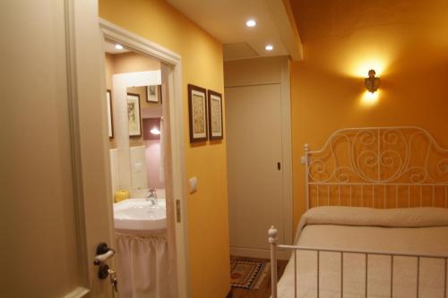 マンドゥーリアにあるB&B Archidamoのバスルーム(シンク、ベッド、鏡付)