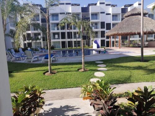 Peldbaseins naktsmītnē Departamento de lujo en Manzanillo, planta baja frente a la alberca vai tās tuvumā