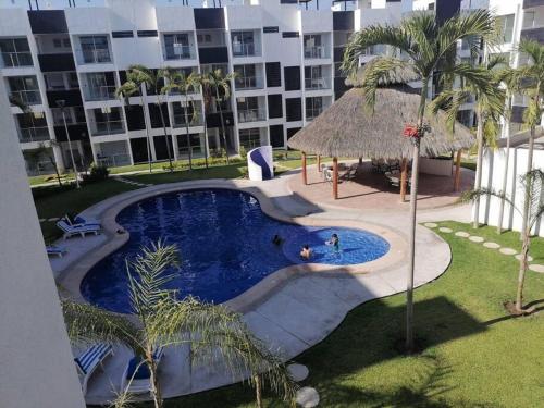 an overhead view of a swimming pool in a resort at Departamento de lujo en Manzanillo, planta baja frente a la alberca in Manzanillo