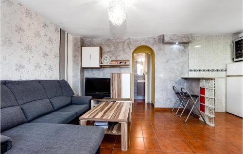 Televisyen dan/atau pusat hiburan di 3 Bedroom Lovely Home In Torrevieja