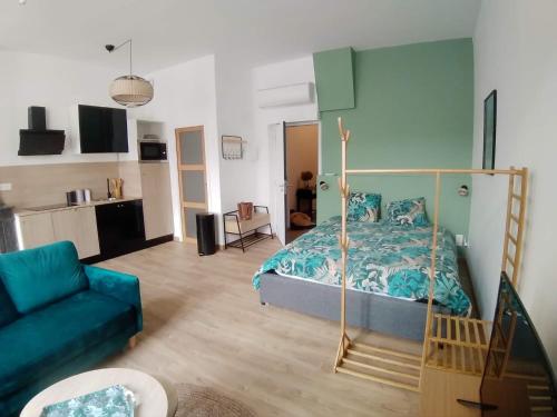 une chambre avec un lit et un canapé dans l'établissement A l ombre des remparts 3, à Carcassonne