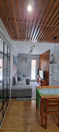 Χώρος καθιστικού στο Mikaela's Crib- 1 Bedroom flat @ Arezzo Place Condominium