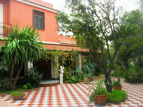 Taman di luar B&B Villa Lidia
