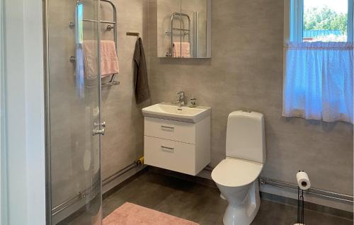y baño con aseo, lavabo y ducha. en Amazing Home In deshg With Internet And 3 Bedrooms, en Ödeshög