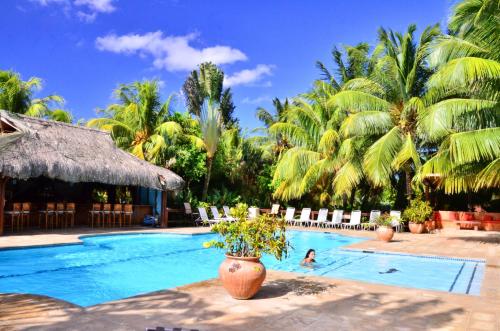 una piscina in un resort con palme di Anthony's Key Resort a Sandy Bay