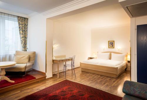 ウィーンにあるアートホテル ANA ガーラのベッドルーム1室(ベッド1台、椅子、テーブル付)