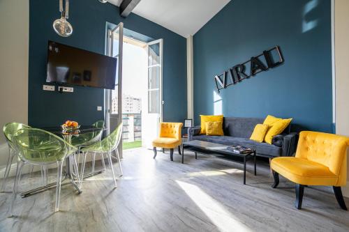 un salon avec un canapé et une table dans l'établissement The Loft - Superb 2 bedrooms on top floor with terrace - 10min to Palais & Beach!, à Cannes