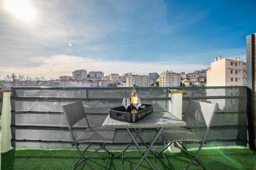 The Loft - Superb 2 bedrooms on top floor with terrace - 10min to Palais & Beach!