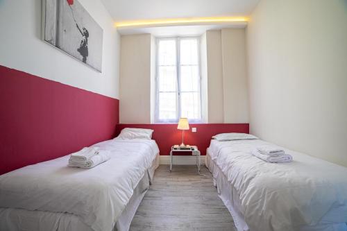 The Loft - Superb 2 bedrooms on top floor with terrace - 10min to Palais & Beach!