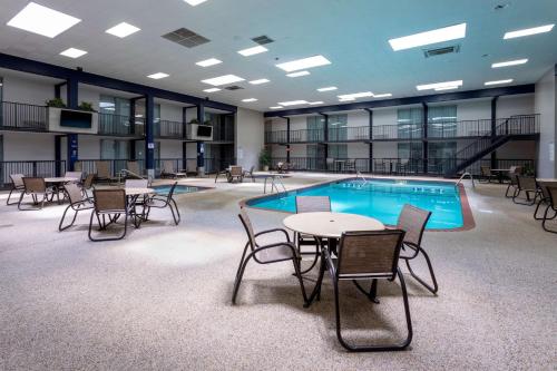 una piscina con mesas y sillas en un edificio en Best Western Fairmont, en Fairmont
