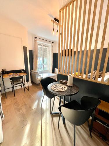 - un salon avec une table, des chaises et un piano dans l'établissement Hyper centre idéal gare Amiens, à Amiens