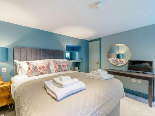 a bedroom with a large bed with towels on it at Frenchgate Mews in Richmond