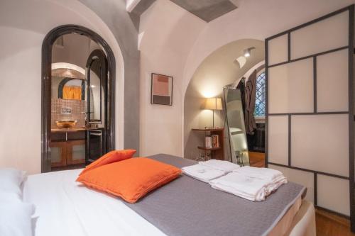 A bed or beds in a room at Domus Ciancaleoni - Colosseum - Rione Monti