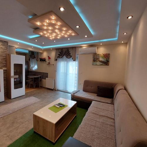 洛茲尼察的住宿－Apartman Irena，客厅配有沙发和桌子