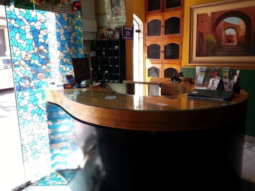 un bar con encimera de cristal en una habitación en Coca House, en Arequipa