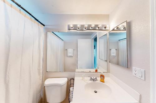 uma casa de banho com um lavatório, um WC e um espelho. em Everything at Your Fingertips em Phoenix