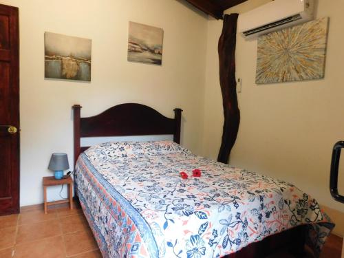 um quarto com uma cama com um edredão azul e branco em Villas jungle 5 em Sámara