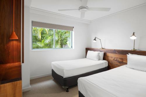 una camera d'albergo con due letti e una finestra di Hastings Park Apartment 9 a Noosa Heads