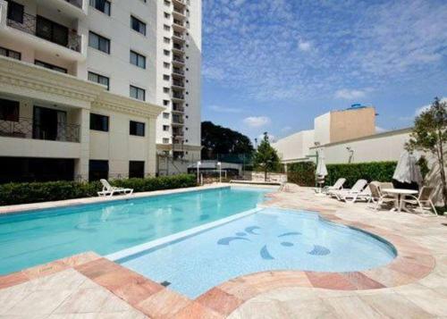 una gran piscina con una cara pintada. en Long Stay Alvorada 1009 aparthotel 2 dorms Vila Olímpia, en São Paulo