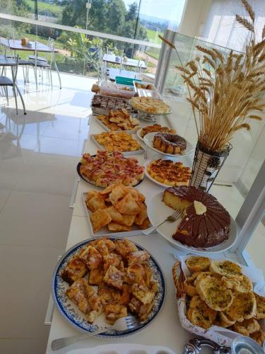 Un buffet de diferentes tipos de comida en una mesa. en Hotel Pousada Friedenau, en Hulha Negra