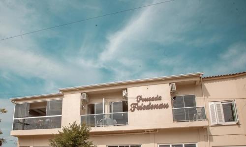 un bâtiment avec un panneau sur son côté dans l'établissement Hotel Pousada Friedenau, 