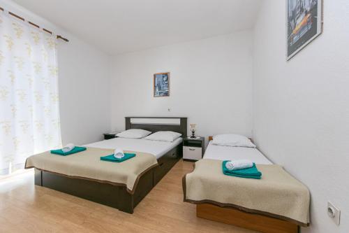 Posteľ alebo postele v izbe v ubytovaní Apartment Gradac 14708b