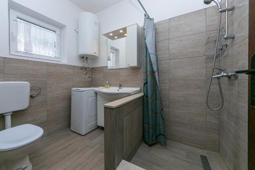 Kúpeľňa v ubytovaní Apartment Gradac 14708b