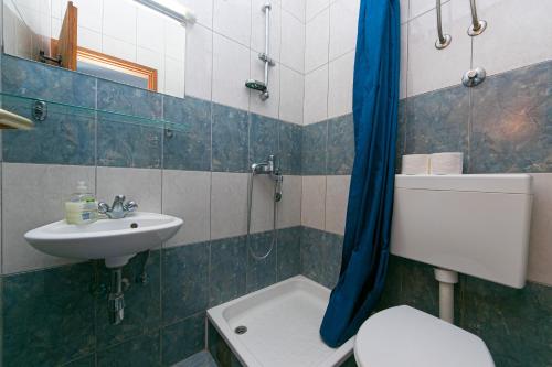 Kúpeľňa v ubytovaní Studio Gradac 14708b