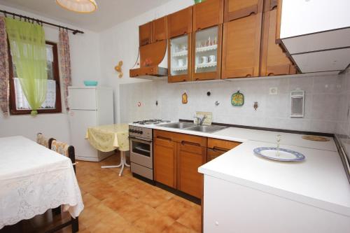 - une cuisine avec un évier et un comptoir dans l'établissement Apartments by the sea Cove Mala Lamjana, Ugljan - 827, à Kali