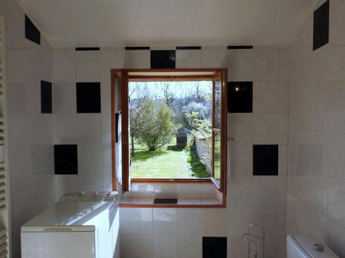 Bilik mandi di Maison Authentique avec Jardin Clos et Parking Privé à Pont-la-Ville - FR-1-611-59