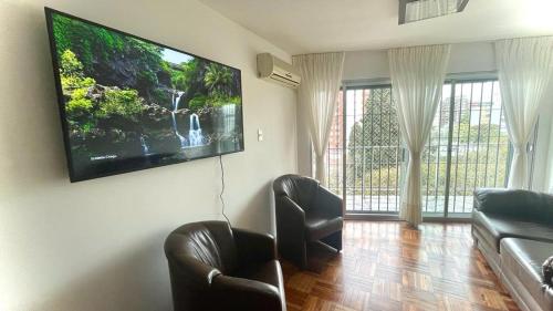 TV a/nebo společenská místnost v ubytování Acogedor, coqueto y luminoso apartamento en Pocitos
