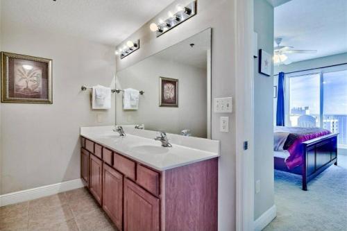 ein Badezimmer mit einem Waschbecken und einem großen Spiegel in der Unterkunft Beautiful beach home for a perfect vacation in Destin