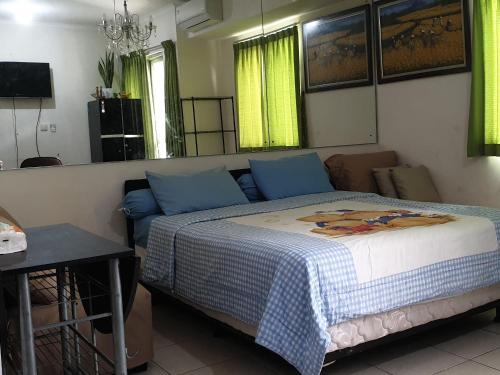 Llit o llits en una habitació de apartment maple park kemayoran