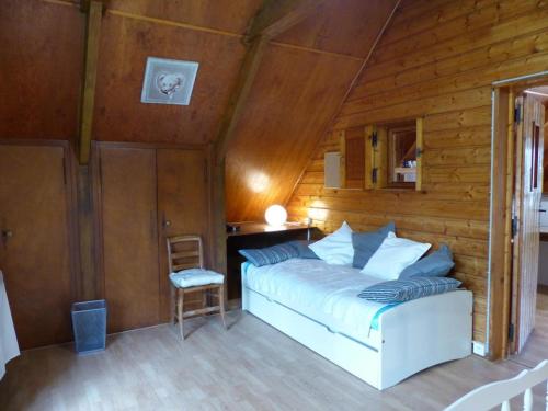 een slaapkamer met een bed in een houten hut bij Gîte Le Vernet, 3 pièces, 5 personnes - FR-1-489-274 in Le Vernet
