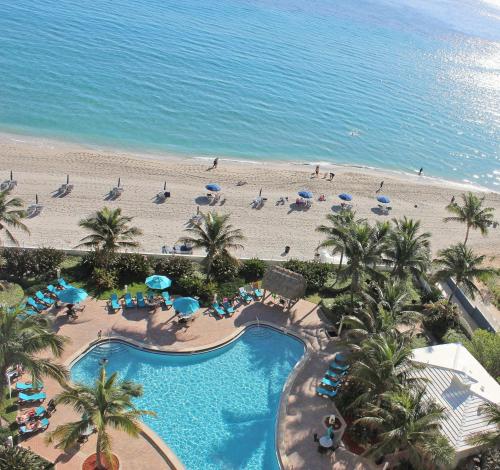 eine Luftansicht eines Resorts mit Strand in der Unterkunft THE TIDES 1 bedroom apt 10 floor WE ARE ON THE BEACH! in Hollywood