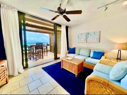 uma sala de estar com um sofá e uma mesa em Sapphire Beach-Beachfront Condo SALE - View of Paradise em East End