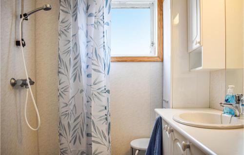 y baño con cortina de ducha y lavamanos. en Cozy Home In Etne With Wifi en Etnesjøen