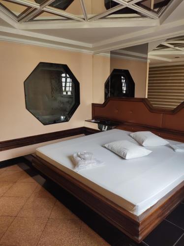 a bedroom with a bed with a mirror and a tv at Champion motel in Rio de Janeiro