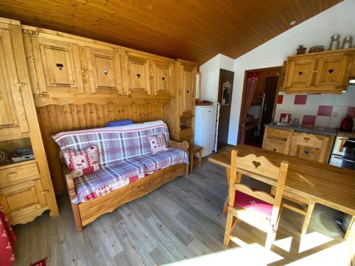 a kitchen with a couch and a table in a room at Studio La Clusaz, 1 pièce, 4 personnes - FR-1-459-193 in La Clusaz