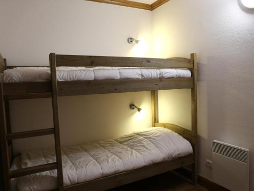 Dviaukštė lova arba lovos apgyvendinimo įstaigoje Appartement Aussois, 2 pièces, 6 personnes - FR-1-508-280