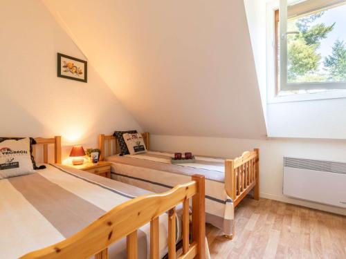 sypialnia na poddaszu z 2 łóżkami i oknem w obiekcie Maison au centre, 4 pers, parking, animaux, près du téléphérique - FR-1-296-437 w mieście Saint-Lary-Soulan