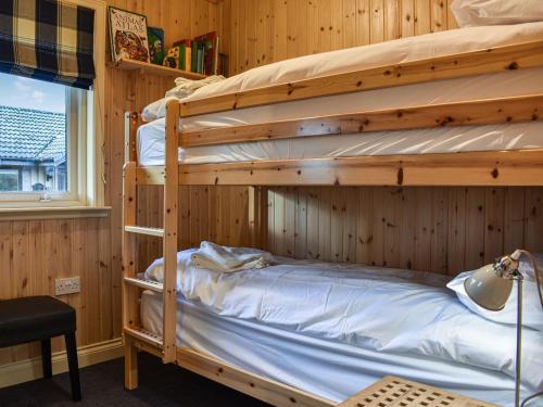 Двухъярусная кровать или двухъярусные кровати в номере Villa Villekulla