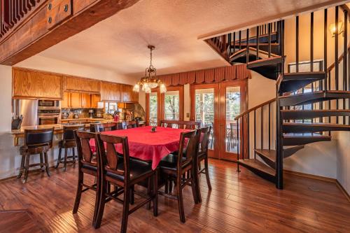 une cuisine et une salle à manger avec une table et des chaises rouges dans l'établissement Mountain View Playhouse Near Yosemite & Bass Lake, à Oakhurst