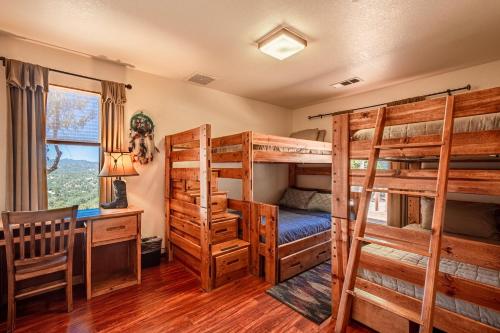 - une chambre avec 2 lits superposés et un bureau dans l'établissement Mountain View Playhouse Near Yosemite & Bass Lake, à Oakhurst